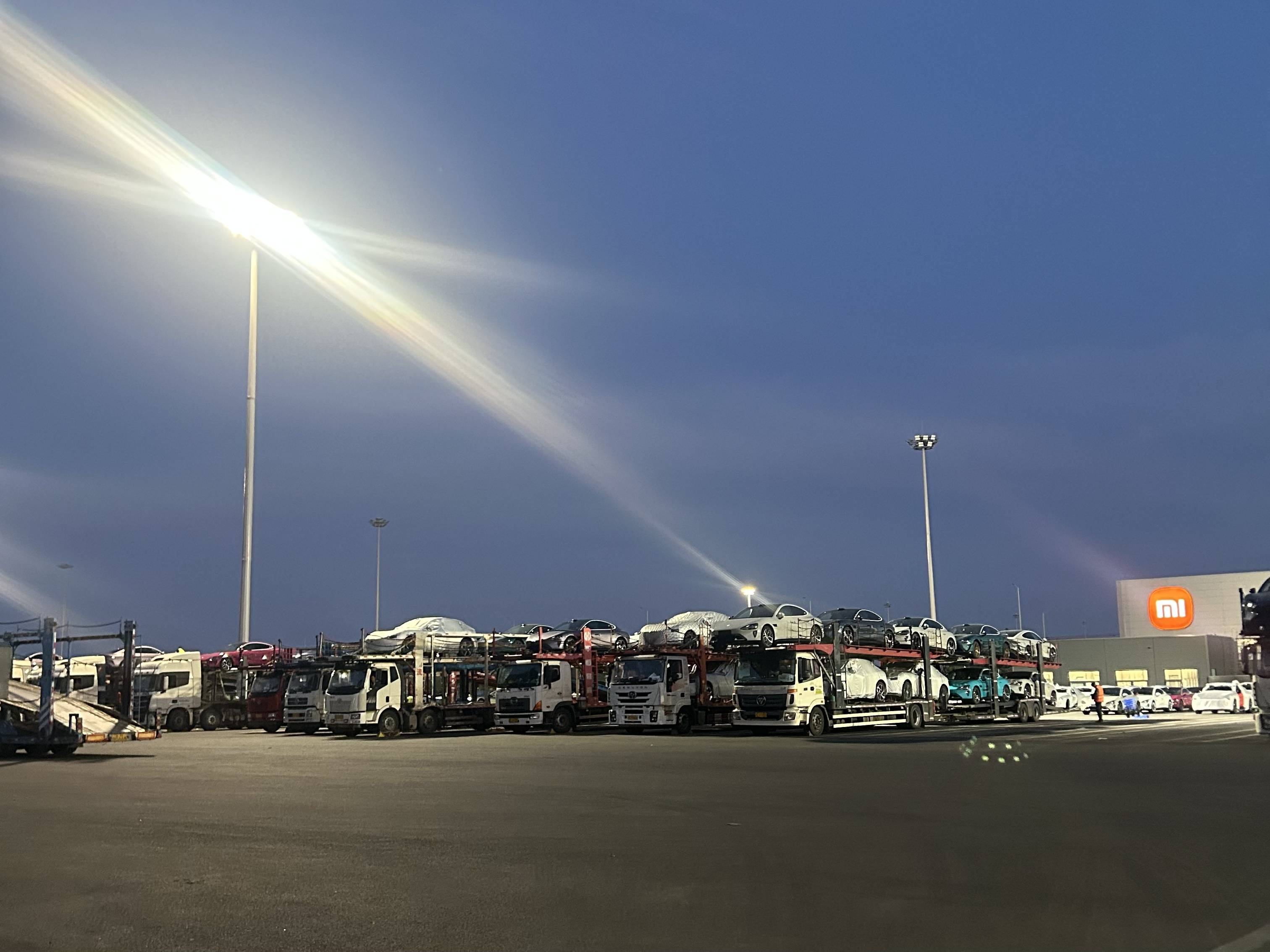 日本J2联赛_小米YU7上市72小时:“锁单+1”刷屏工作群日本J2联赛,提车时间最长超一年,雷军直面“产能挑战”?