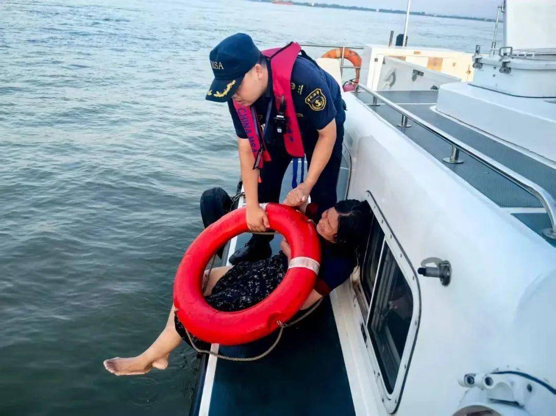 皇冠信用网平台
_60岁女子不慎落水皇冠信用网平台
,在长江中漂流了5小时近100公里!所幸被过路船只发现报警救起