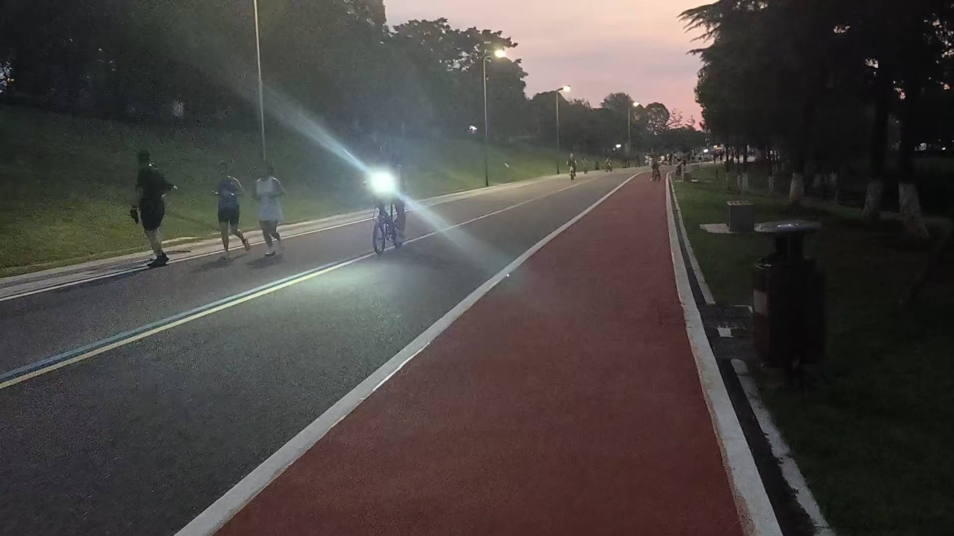 体育皇冠信用网_“时不时看到120来!”长沙一公园夜骑事故频发体育皇冠信用网,记者探访!多方回应