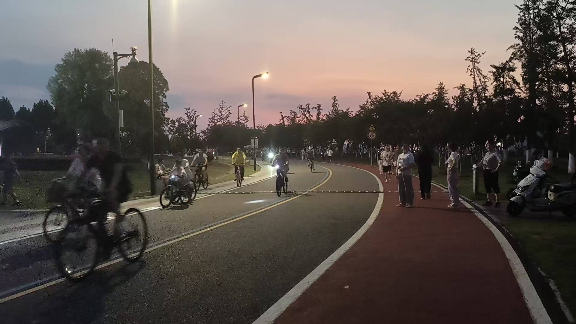 体育皇冠信用网_“时不时看到120来!”长沙一公园夜骑事故频发体育皇冠信用网,记者探访!多方回应