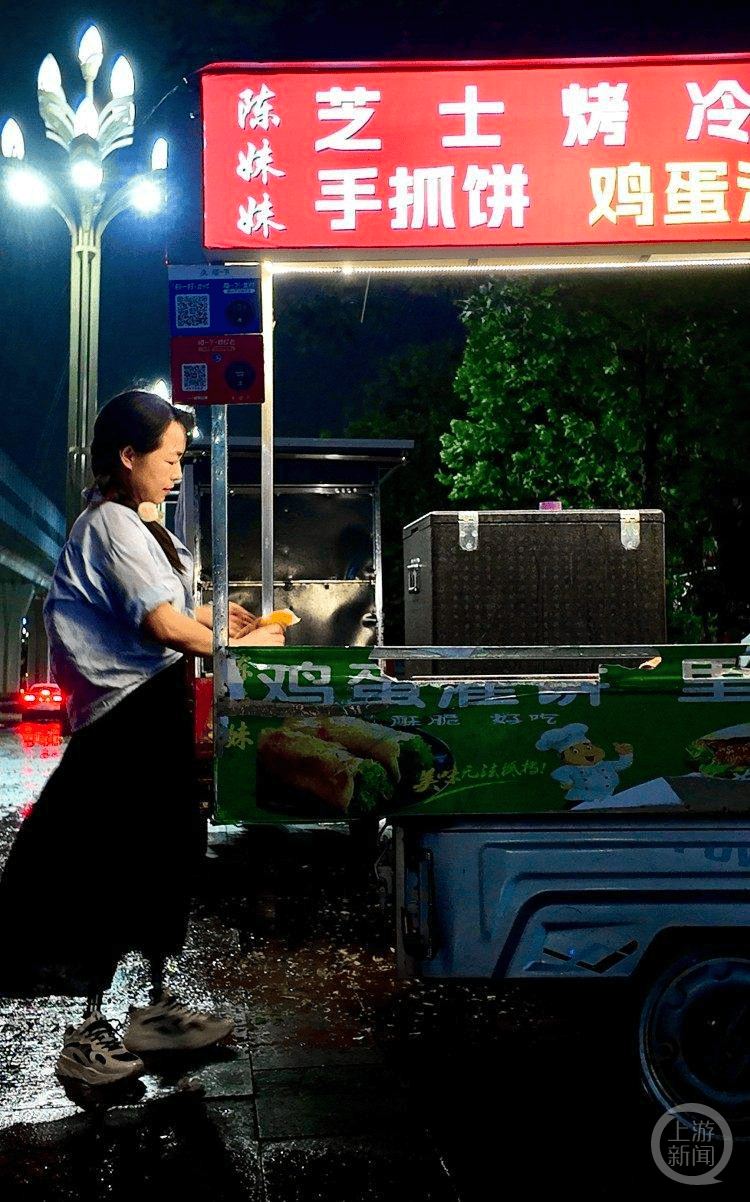 俱乐部友谊赛
_失去双腿的她在夜市摆摊 成俱乐部友谊赛
了夜市里的“团宠”