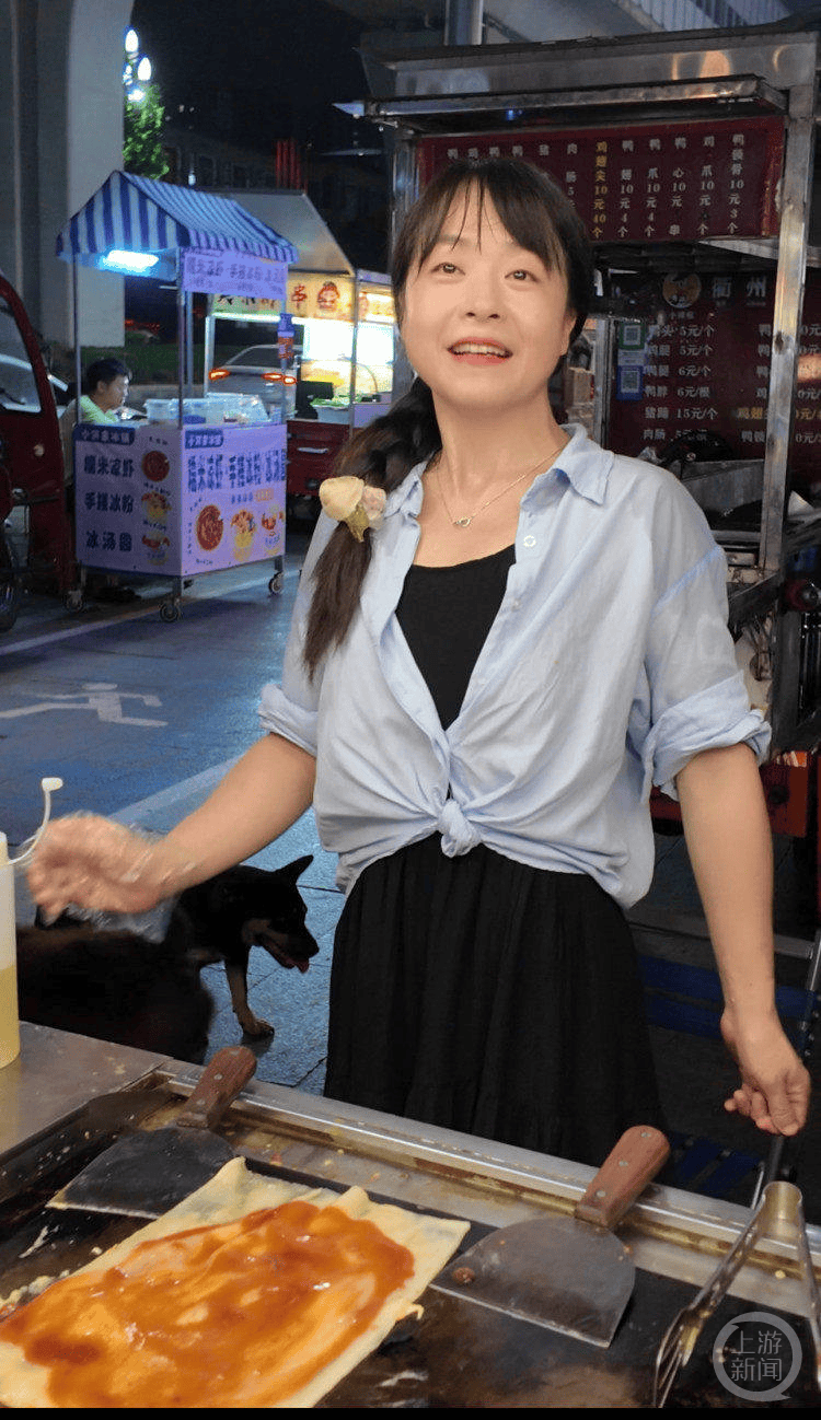 俱乐部友谊赛
_失去双腿的她在夜市摆摊 成俱乐部友谊赛
了夜市里的“团宠”