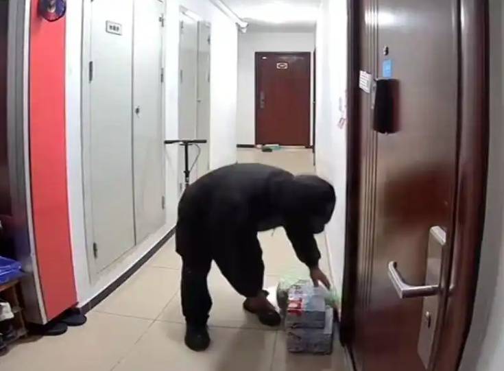 皇冠足球平台代理
_北京一小区楼道总有人左顾右盼？警方刑拘4人皇冠足球平台代理
！